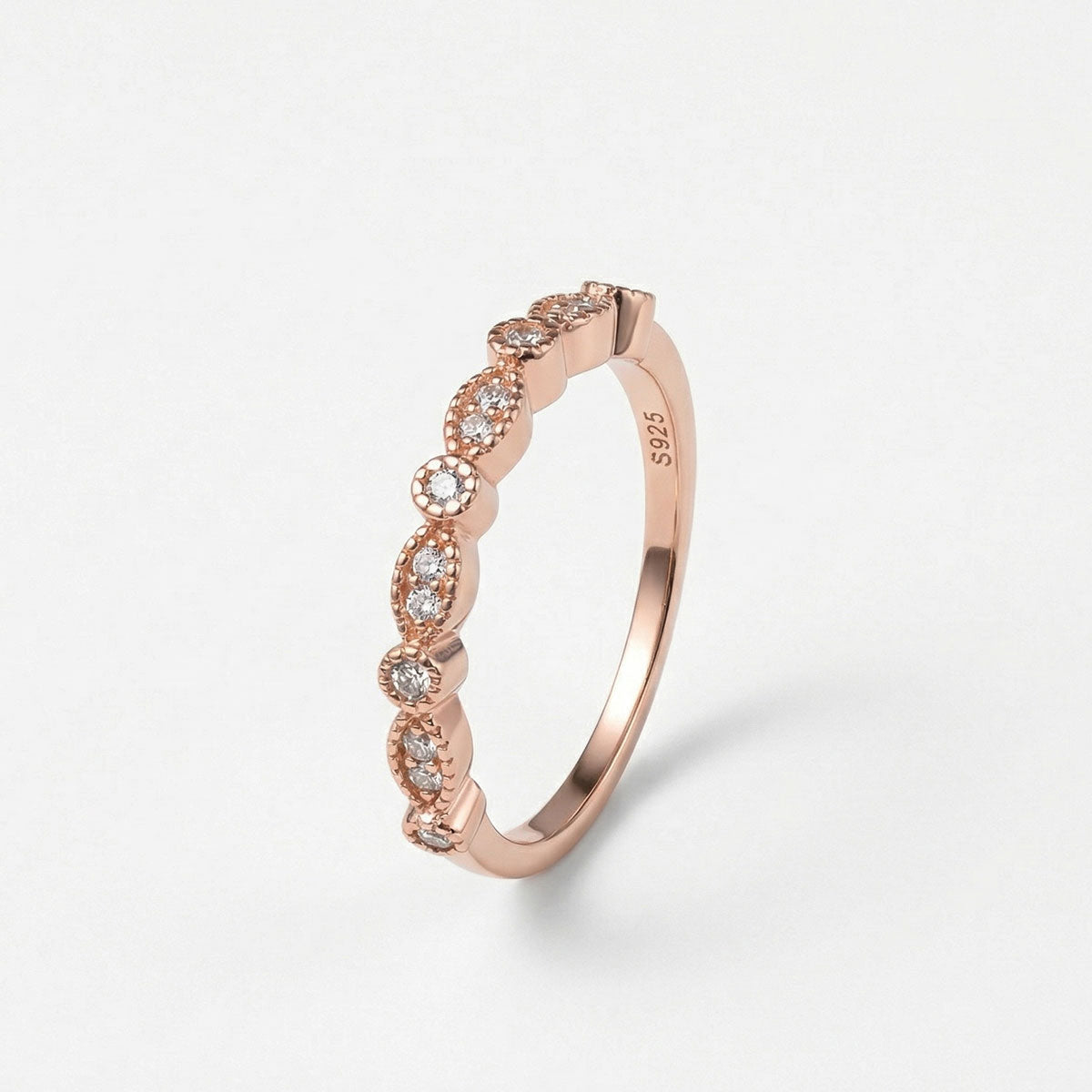 Anillo de compromiso de plata ley 925 enchapado en oro 18K de color oro rosa y diseño delgado, sobre fondo blanco - producto de Joyería Monael