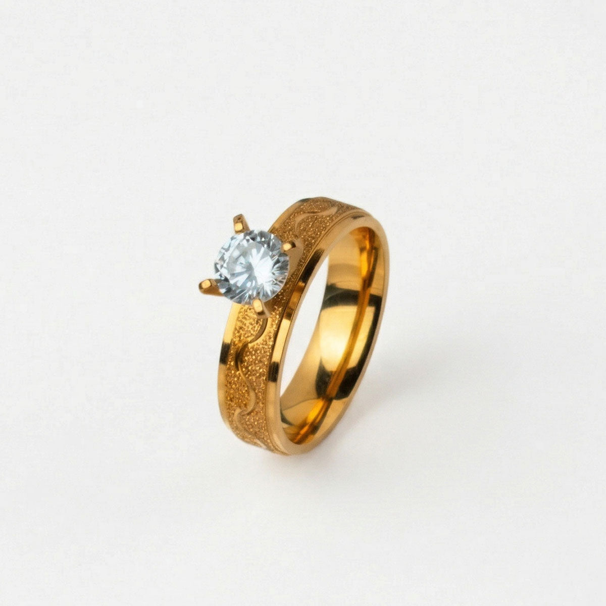 Anillo de compromiso en titanio enchapado en oro 18K de color oro dorado, diseño grueso y acabado arenado, sobre fondo blanco - producto de Joyería Monael