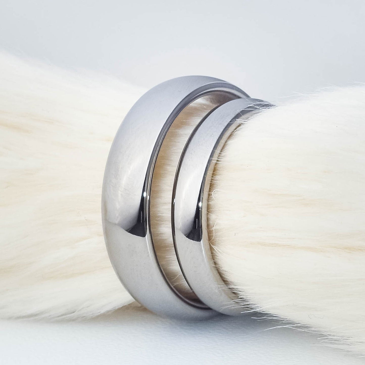 Anillos de matrimonio clásicos y abombados para parejas, fabricados en tungsteno con laminado de oro blanco de alto brillo sobre fondo blanco - Código 9091