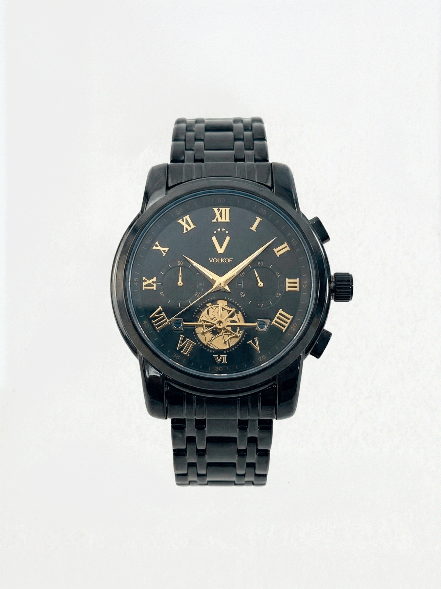 Reloj analógico para hombre en acero inoxidable color negro, esfera oscura con números romanos dorados, subesferas decorativas y ventana inferior con mecanismo dorado visible, caja de 42mm