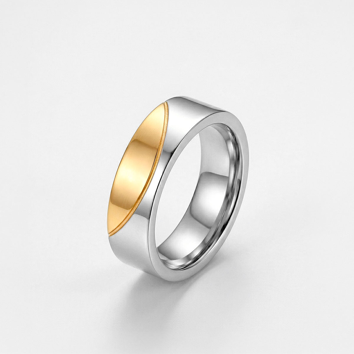 Anillo de banda ancha de perfil recto para hombre, en color plateado pulido con un enchapado diagonal de oro de 18k, código 7070.