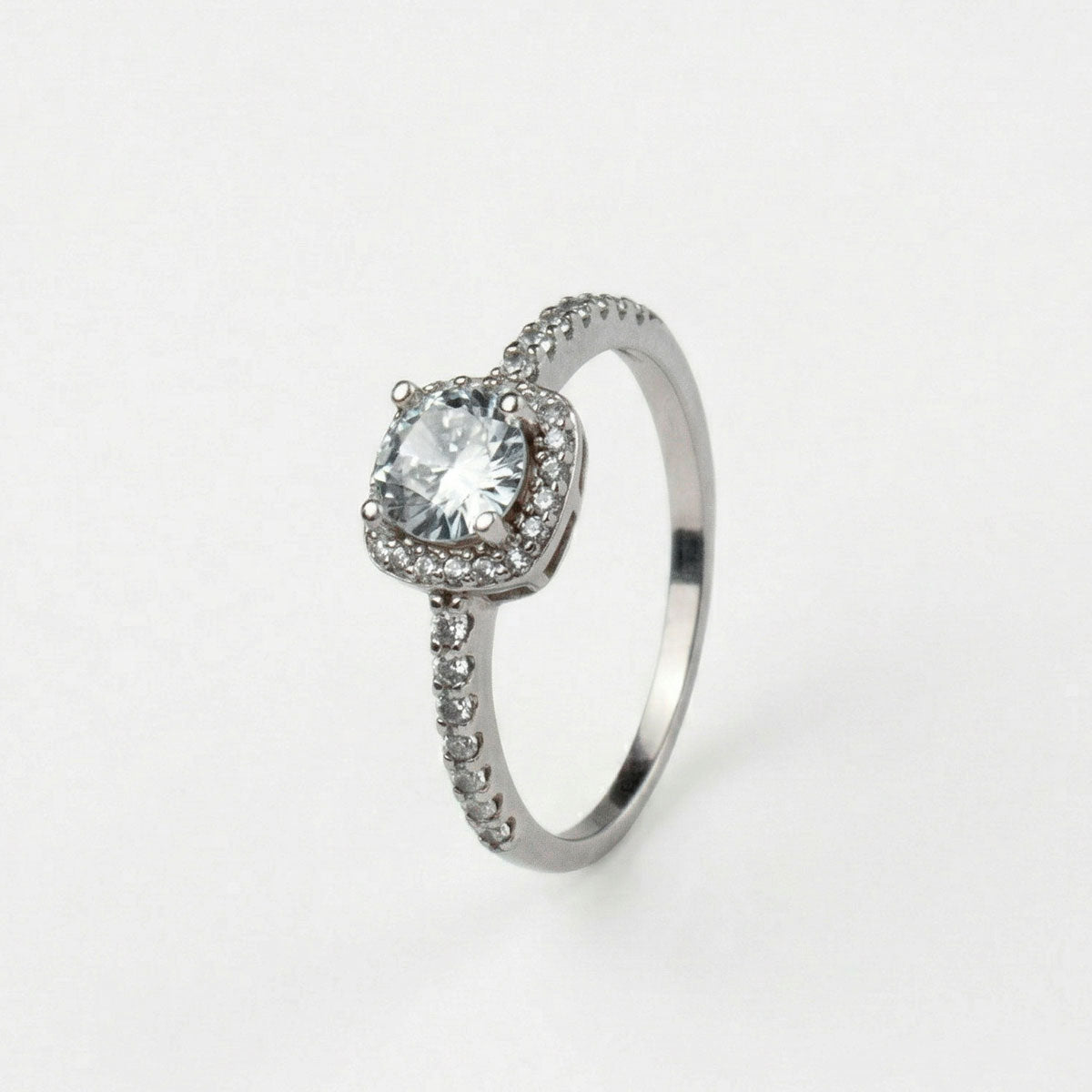 Anillo de compromiso de plata ley 925, sobre fondo blanco - producto de Joyería Monael