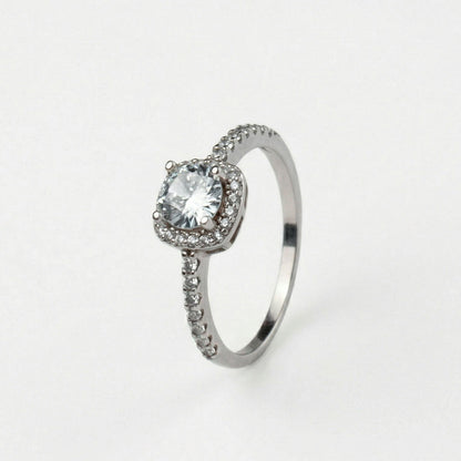 Anillo de compromiso de plata ley 925, sobre fondo blanco - producto de Joyería Monael