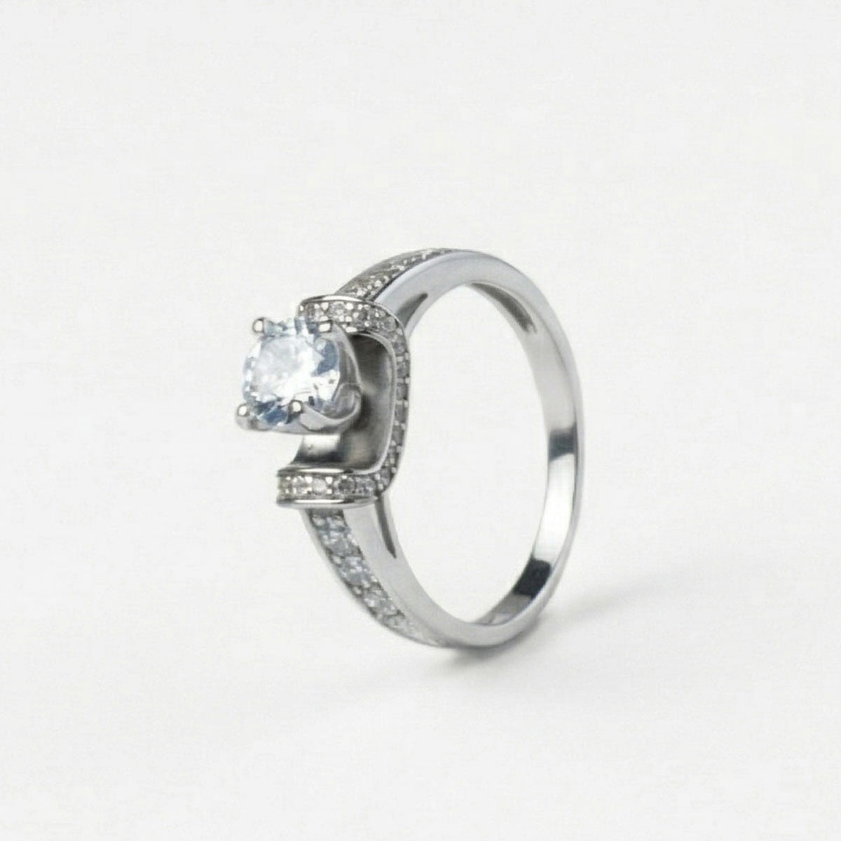 Anillo de compromiso de plata ley 925, sobre fondo blanco - producto de Joyería Monael