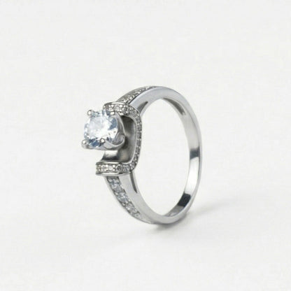 Anillo de compromiso de plata ley 925, sobre fondo blanco - producto de Joyería Monael