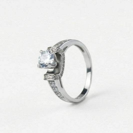 Anillo de compromiso de plata ley 925, sobre fondo blanco - producto de Joyería Monael