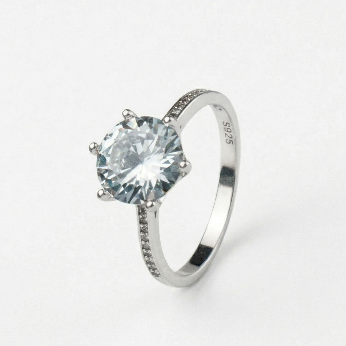 Anillo de compromiso de plata ley 925 con diseño clásico y minimalista, sobre fondo blanco - producto de Joyería Monael