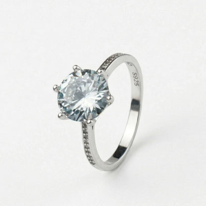 Anillo de compromiso de plata ley 925 con diseño clásico y minimalista, sobre fondo blanco - producto de Joyería Monael