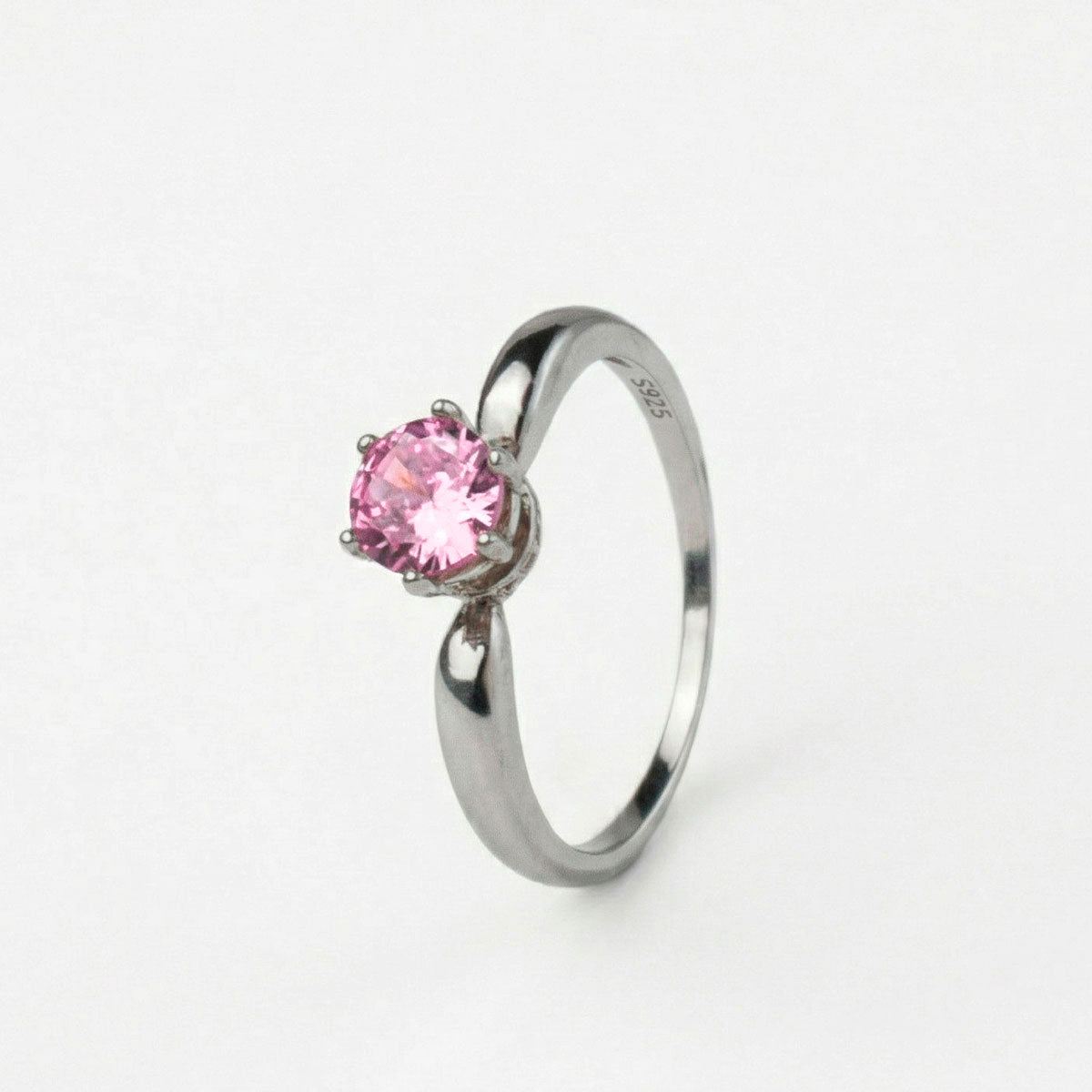 Anillo de compromiso de plata ley 925 con piedra de color rosa, sobre fondo blanco - producto de Joyería Monael