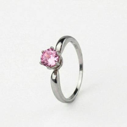 Anillo de compromiso de plata ley 925 con piedra de color rosa, sobre fondo blanco - producto de Joyería Monael