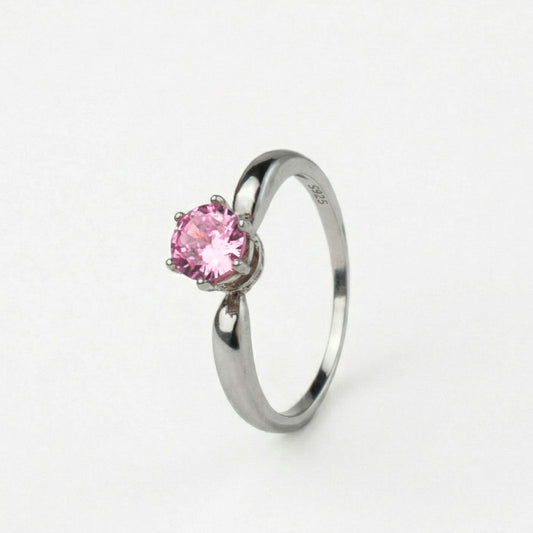 Anillo de compromiso de plata ley 925 con piedra de color rosa, sobre fondo blanco - producto de Joyería Monael