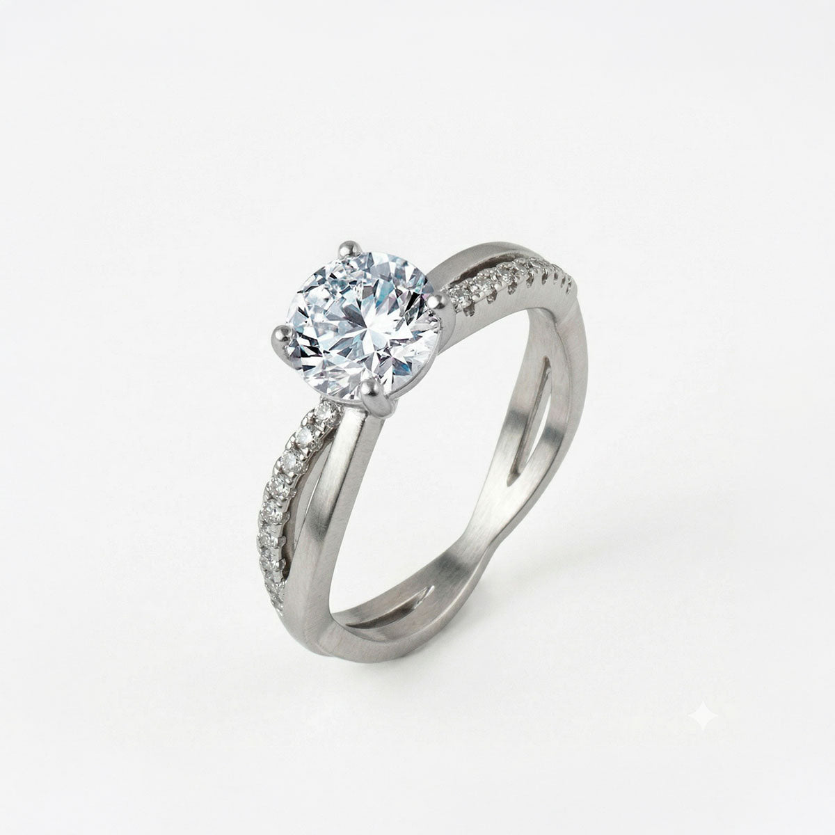 Anillo de compromiso de plata ley 925, sobre fondo blanco - producto de Joyería Monael