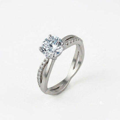 Anillo de compromiso de plata ley 925, sobre fondo blanco - producto de Joyería Monael