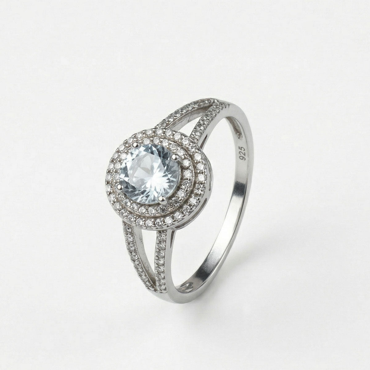 Anillo de compromiso de plata ley 925 con mucha pedrería, sobre fondo blanco - producto de Joyería Monael