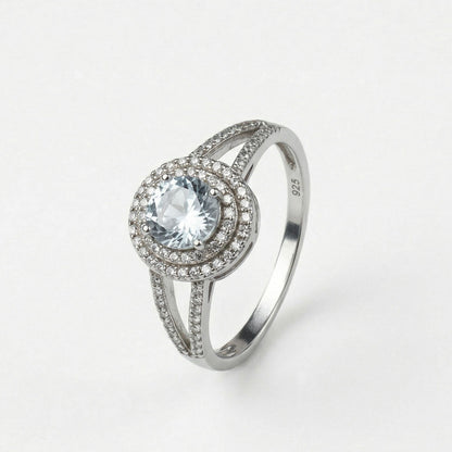 Anillo de compromiso de plata ley 925 con mucha pedrería, sobre fondo blanco - producto de Joyería Monael