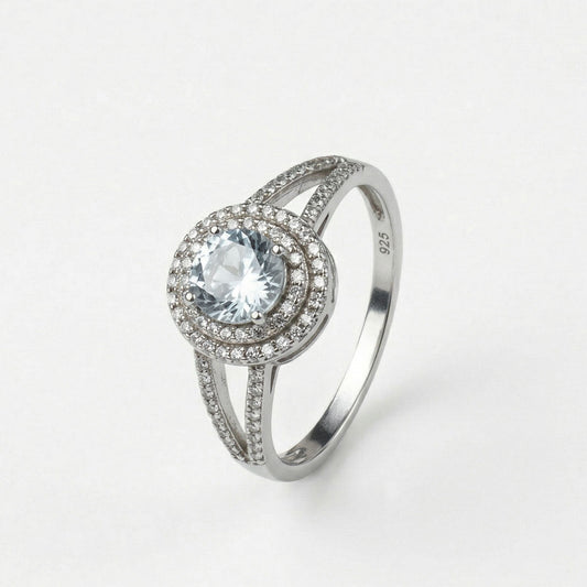 Anillo de compromiso de plata ley 925 con mucha pedrería, sobre fondo blanco - producto de Joyería Monael