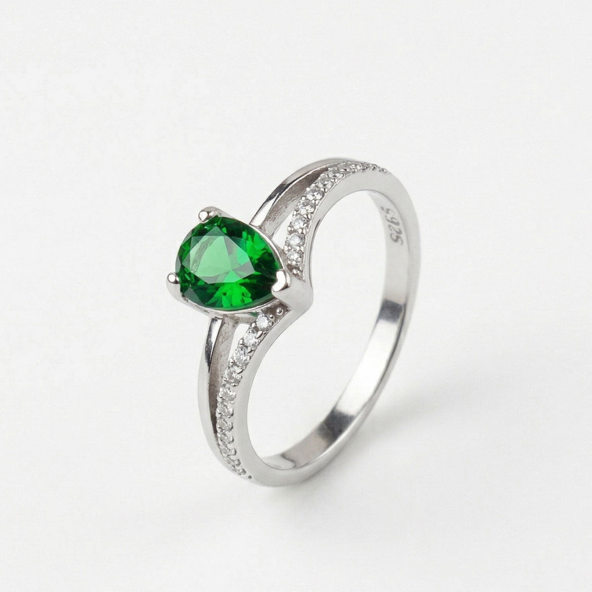 Anillo de compromiso de plata ley 925 con piedra de color verde, sobre fondo blanco - producto de Joyería Monael