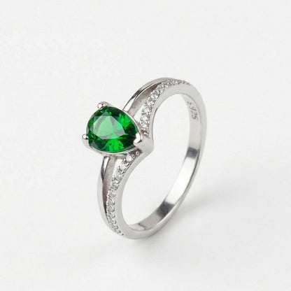 Anillo de compromiso de plata ley 925 con piedra de color verde, sobre fondo blanco - producto de Joyería Monael