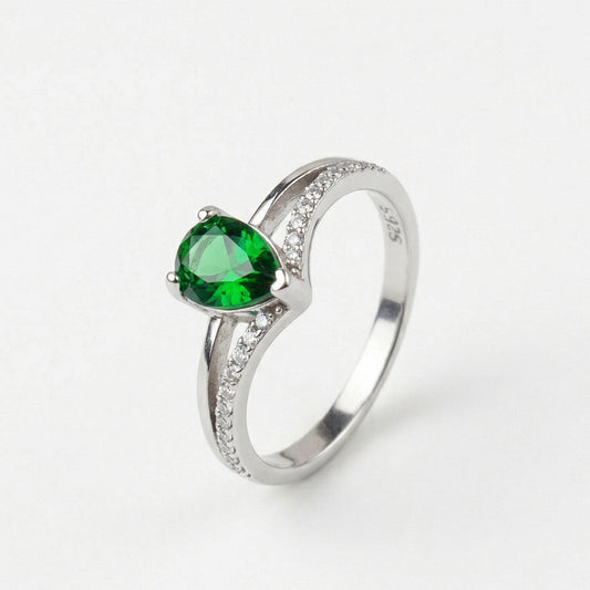 Anillo de compromiso de plata ley 925 con piedra de color verde, sobre fondo blanco - producto de Joyería Monael
