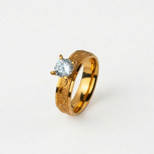 Anillo de compromiso en titanio enchapado en oro 18K de color oro dorado, diseño grueso y acabado arenado, sobre fondo blanco - producto de Joyería Monael