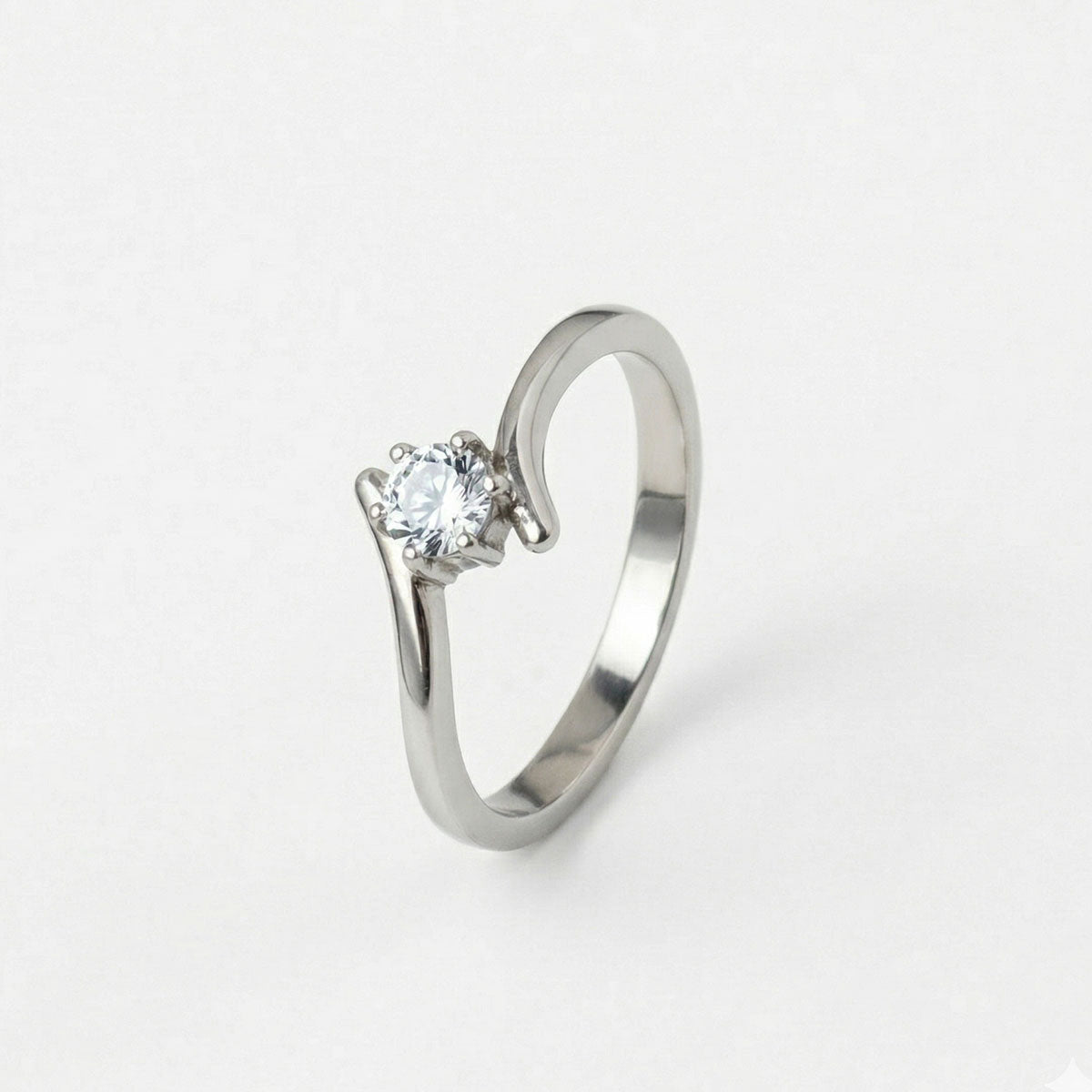 Anillo de compromiso en titanio enchapado en oro 18K de color plateado con acabado delgado, sobre fondo blanco - producto de Joyería Monael