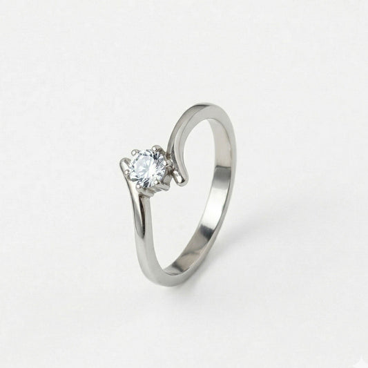 Anillo de compromiso en titanio enchapado en oro 18K de color plateado con acabado delgado, sobre fondo blanco - producto de Joyería Monael