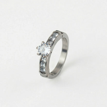Anillo de compromiso en titanio enchapado en oro 18K de color plateado, sobre fondo blanco - producto de Joyería Monael