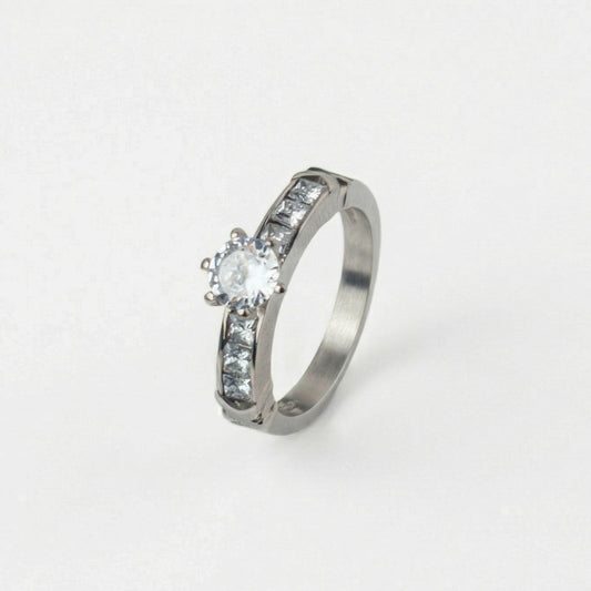 Anillo de compromiso en titanio enchapado en oro 18K de color plateado, sobre fondo blanco - producto de Joyería Monael