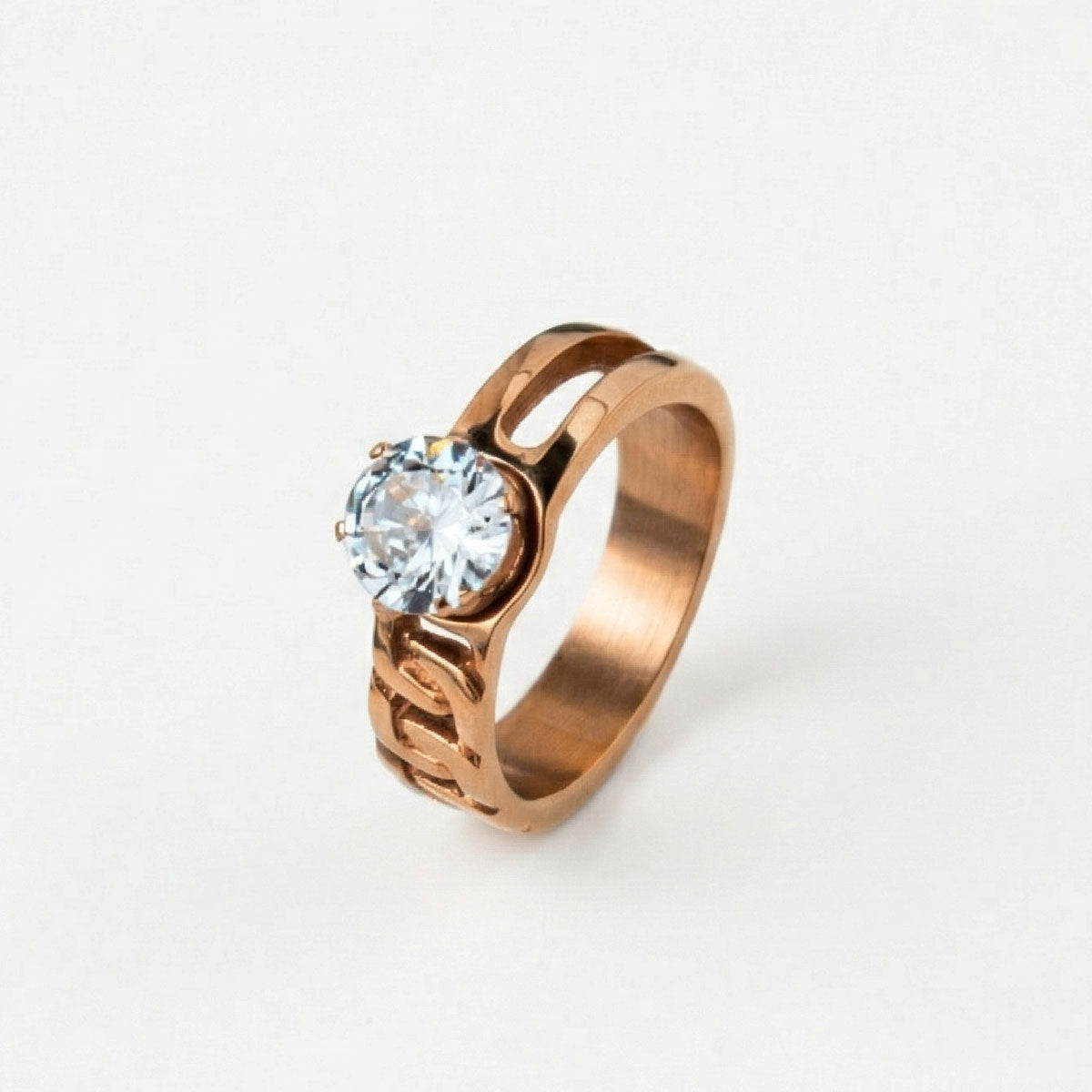 Anillo de compromiso en titanio enchapado en oro 18K de color oro rojo, sobre fondo blanco - producto de Joyería Monael