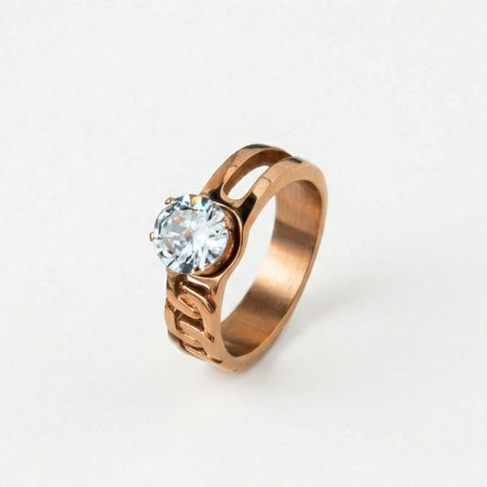 Anillo de compromiso en titanio enchapado en oro 18K de color oro rojo, sobre fondo blanco - producto de Joyería Monael