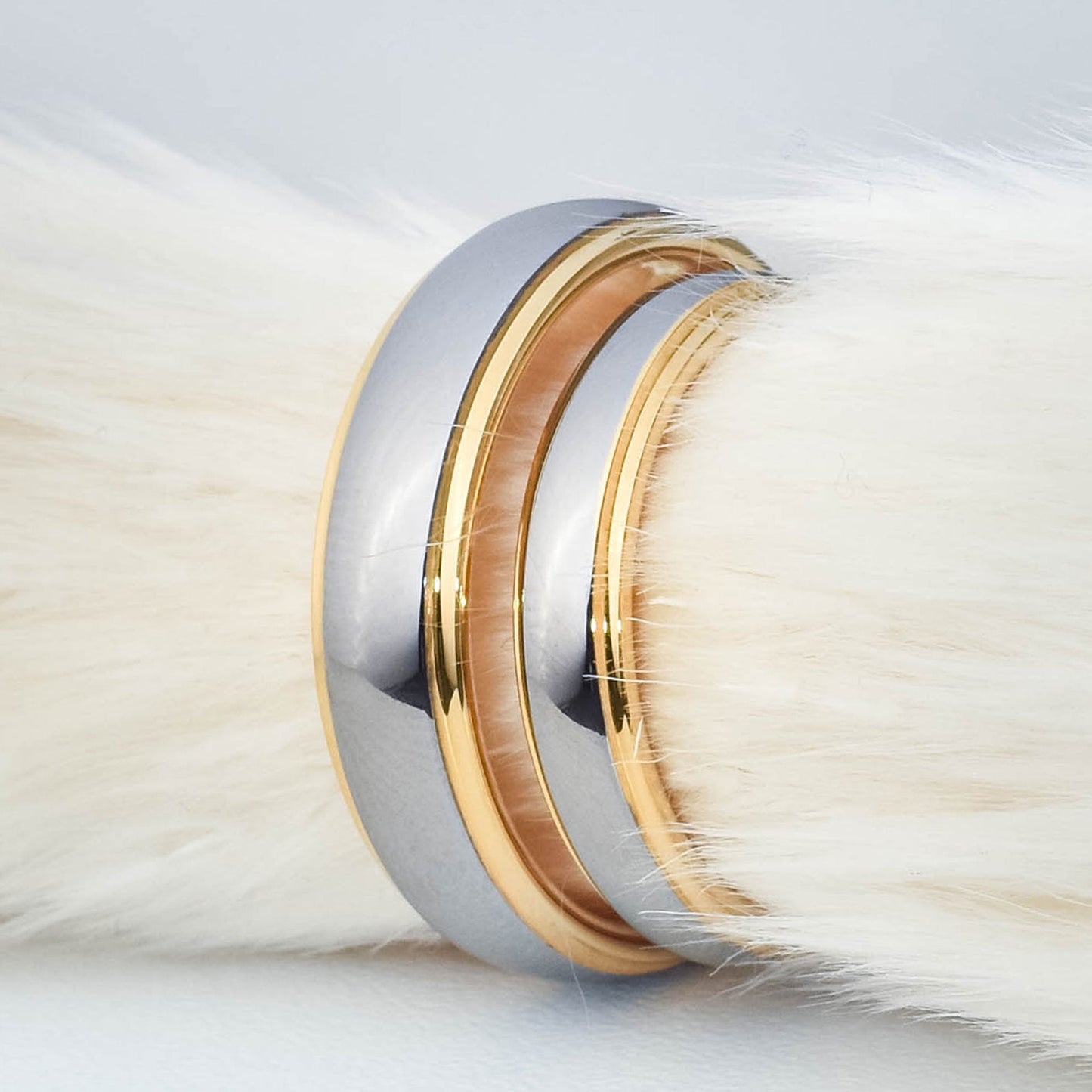 Anillos de matrimonio de tungsteno para pareja con centro plateado pulido y bordes laterales escalonados en oro dorado, presentados sobre fondo blanco - Código 9095