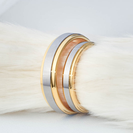 Anillos de matrimonio de tungsteno para pareja con banda central plateada de acabado satinado y bordes escalonados en oro dorado brillante, fotografía tomada sobre fondo blanco - Código 9093