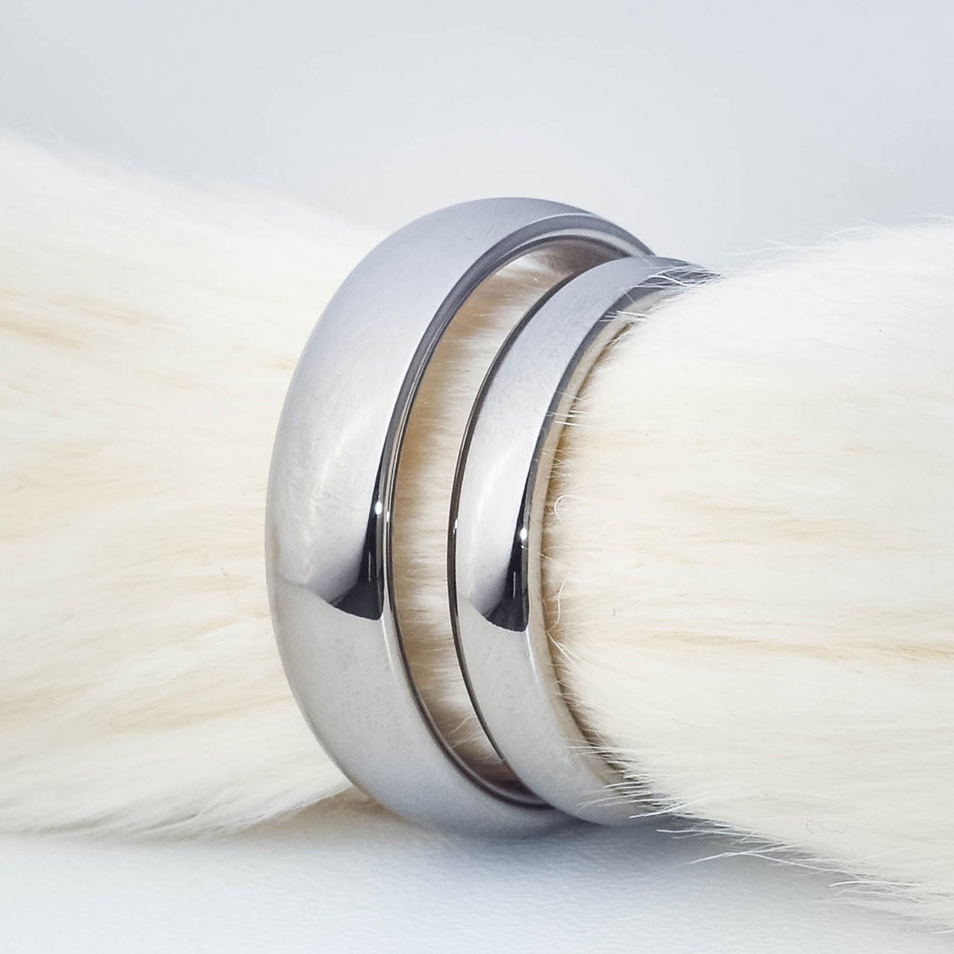 Anillos de matrimonio clásicos y abombados para parejas, fabricados en tungsteno con laminado de oro blanco de alto brillo sobre fondo blanco - Código 9091