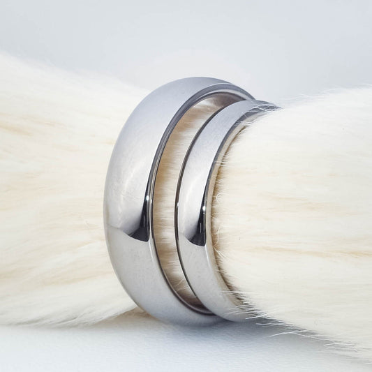 Anillos de matrimonio clásicos y abombados para parejas, fabricados en tungsteno con laminado de oro blanco de alto brillo sobre fondo blanco - Código 9091