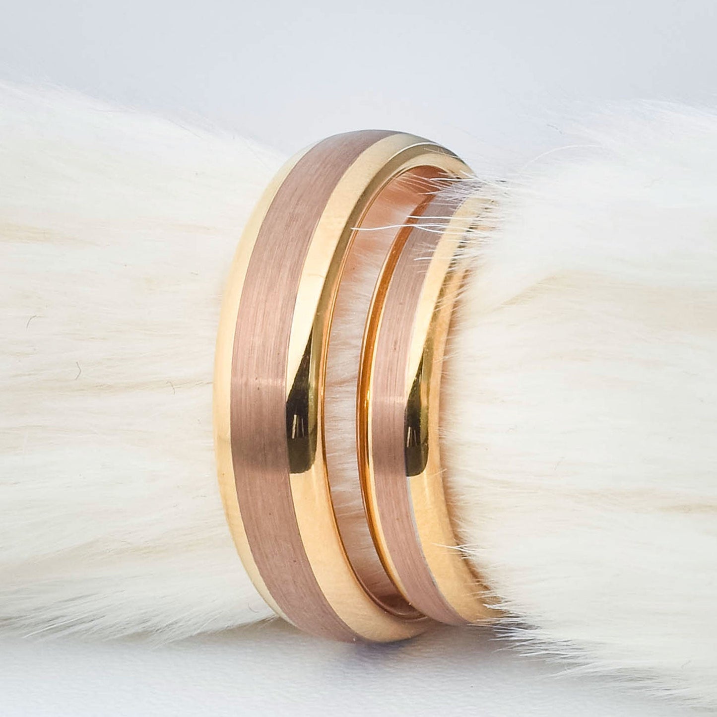 Anillos de matrimonio de tungsteno para parejas con franja central de acabado mate oro dorado y bordes pulidos en oro dorado sobre fondo blanco - código 9096