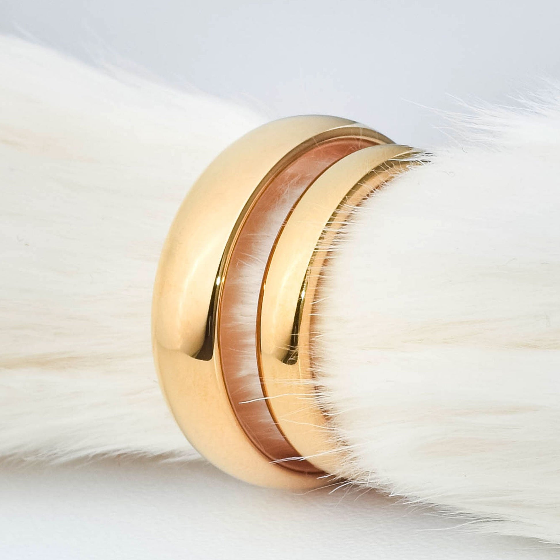 Anillos de matrimonio clásicos y abombados, fabricados en tungsteno con laminado de oro dorado brillante sobre fondo blanco - código 9090