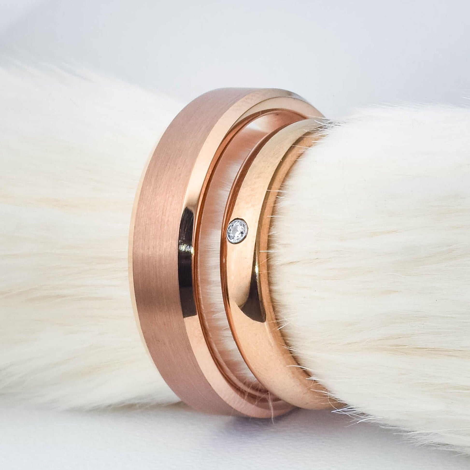 Anillos de matrimonio de tungsteno para parejas con laminados en oro rojo, textura central mate cepillada en el anillo ancho de hombre y una piedra brillante en el anillo estrecho de mujer - Código 9094