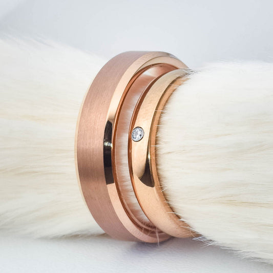 Anillos de matrimonio de tungsteno para parejas con laminados en oro rojo, textura central mate cepillada en el anillo ancho de hombre y una piedra brillante en el anillo estrecho de mujer - Código 9094