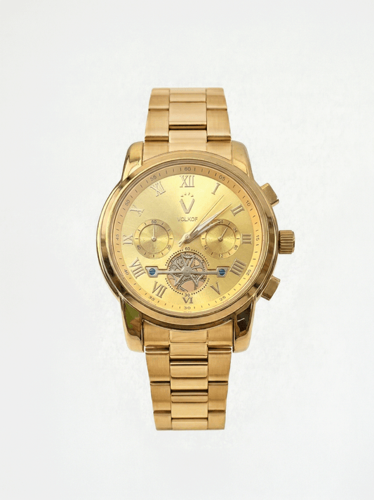 Reloj analógico para hombre totalmente dorado en acero inoxidable, esfera con números romanos, dos subesferas funcionales, detalle de maquinaria visible a las 6 en punto y caja de 42mm