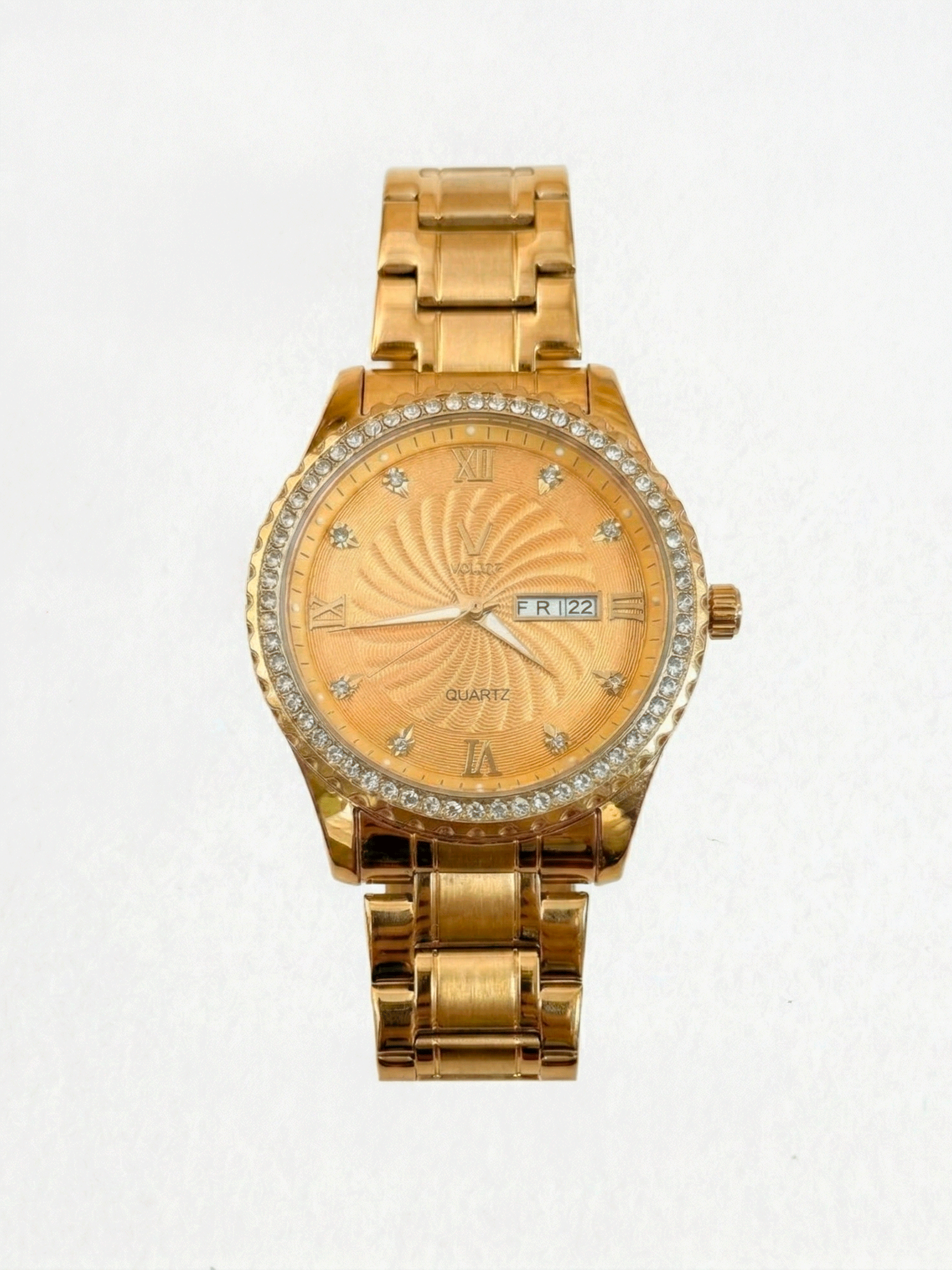 Reloj analógico para hombre en color oro con bisel rodeado de cristales brillantes, esfera dorada texturizada con diseño de espiral, indicadores de diamante, ventana de fecha y brazalete de acero inoxidable dorado