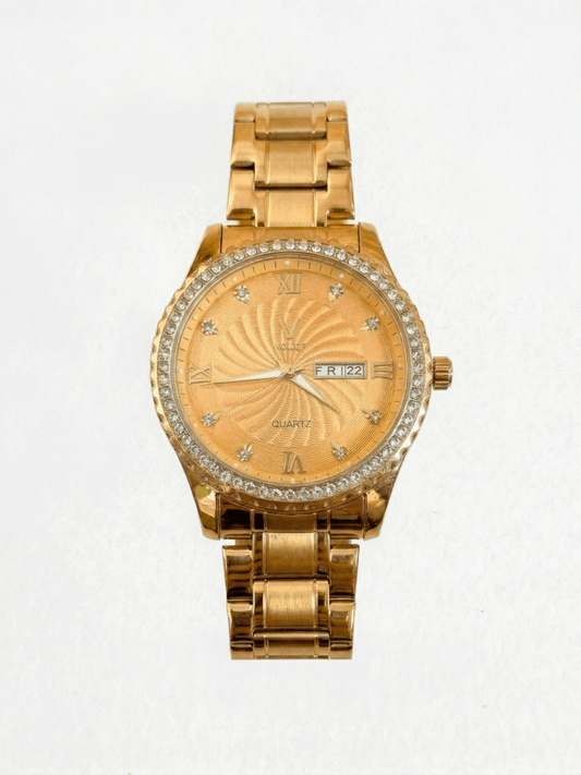 Reloj analógico para hombre en color oro con bisel rodeado de cristales brillantes, esfera dorada texturizada con diseño de espiral, indicadores de diamante, ventana de fecha y brazalete de acero inoxidable dorado